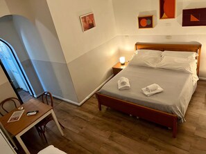 Room (Room 01) | Desk, WiFi (free), bed sheets - Il Cielo di Lucio (Pisa)