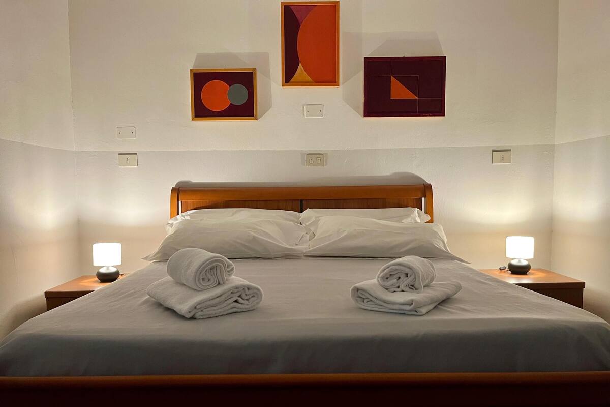 Room (Room 01) | Desk, free WiFi, bed sheets