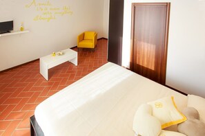 Escritorio, wifi gratis, ropa de cama