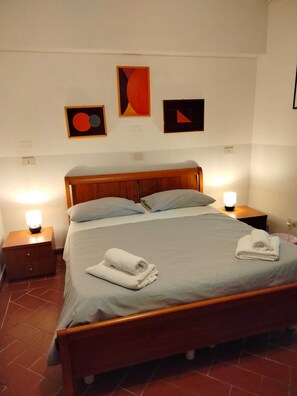 Room (Room 01) | Desk, WiFi (free), bed sheets - Il Cielo di Lucio (Pisa)