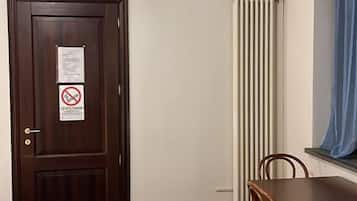 1 habitación, escritorio, wifi gratis y ropa de cama