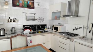 Microwave, stovetop, freezer, dining table - Il Cielo di Lucio (Pisa)