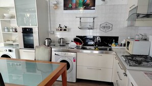 Microwave, stovetop, freezer, dining table - Il Cielo di Lucio (Pisa)