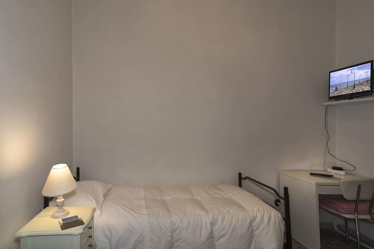 Habitación individual, baño compartido | Wifi gratis y ropa de cama
