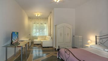 Una scrivania, Wi-Fi gratuito, lenzuola