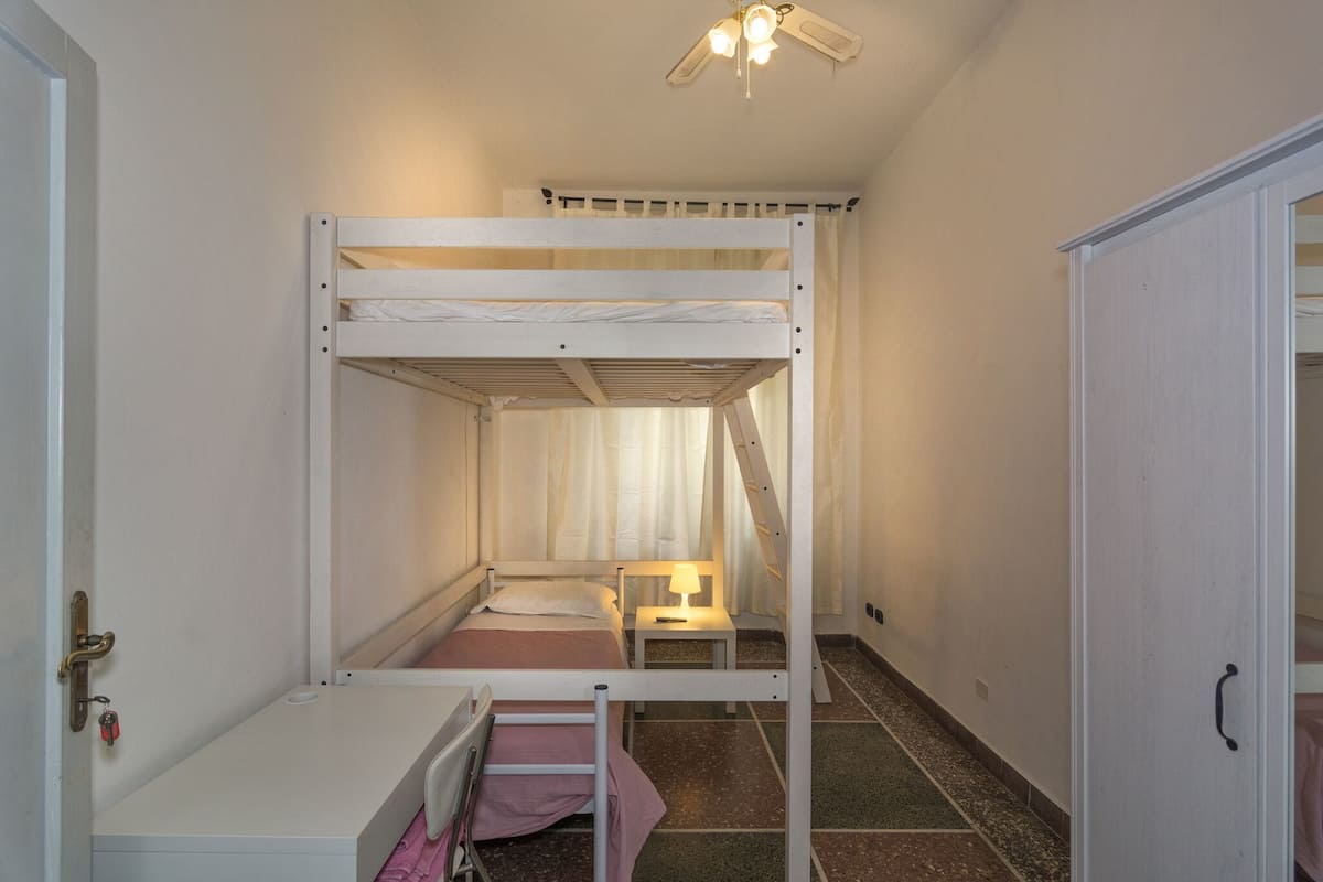 Habitación doble, 2 camas individuales, baño compartido | Wifi gratis y ropa de cama