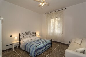 Desk, free WiFi, bed sheets -  Near It All (Pisa)