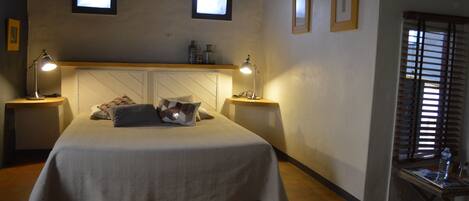 Phòng đôi | Trang trí khác biệt, trang bị nội thất với thiết kế riêng biệt, bàn