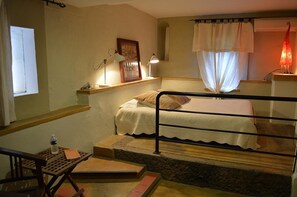 Tweepersoonskamer | Individueel gedecoreerd, individueel gemeubileerd, een bureau