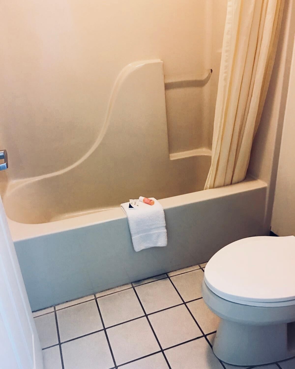 Combined shower/bathtub, deep-soaking bathtub, free toiletries, towels