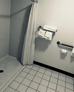 Combined shower/bathtub, deep-soaking bathtub, free toiletries, towels - Rest Inn Motel (Palestine)