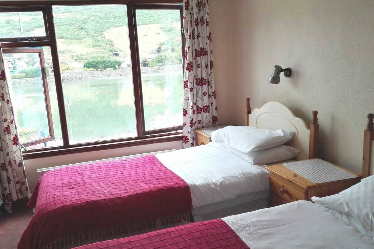 Basic Double or Twin Room, 2 Twin Beds, Non Smoking | Free WiFi, bed sheets