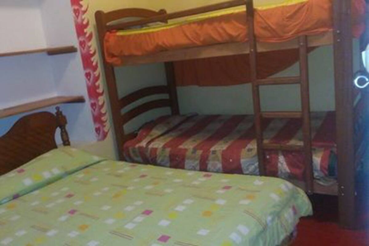 Habitación familiar, baño privado | Escritorio, wifi gratis, ropa de cama