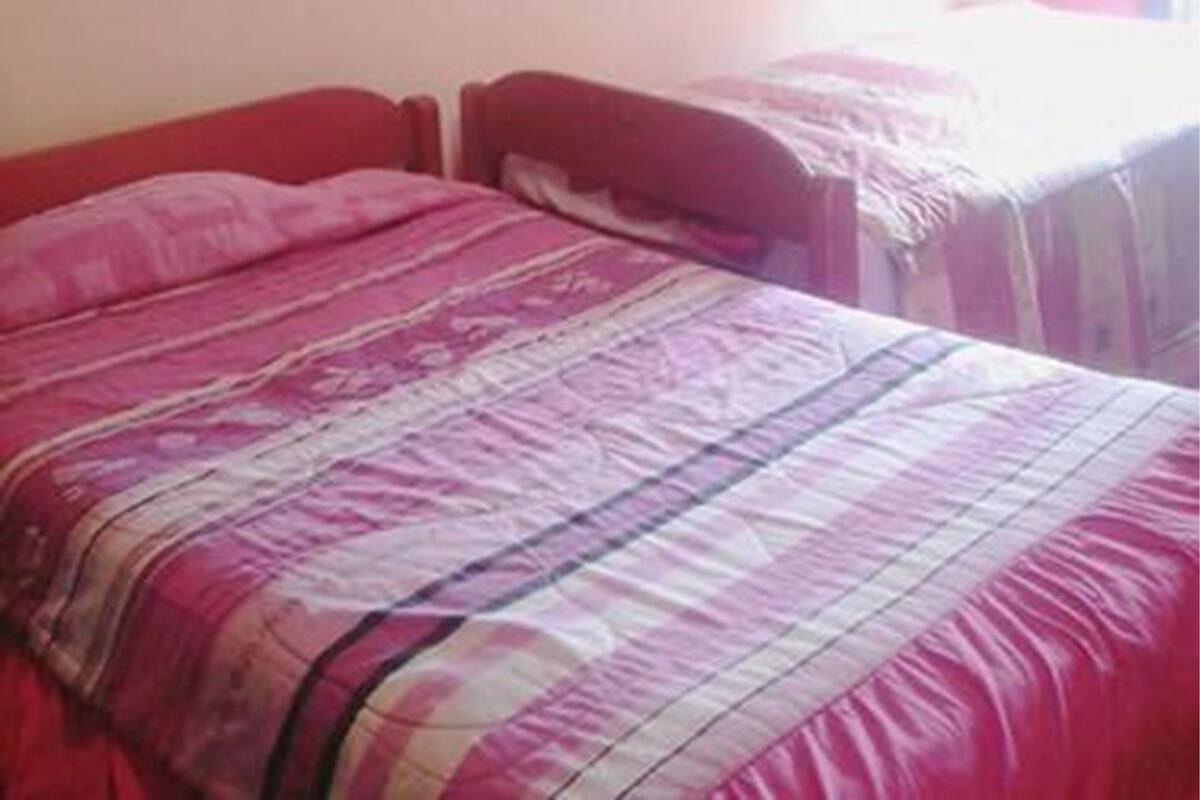 Habitación doble, 1 cama doble, baño compartido | Escritorio, wifi gratis, ropa de cama