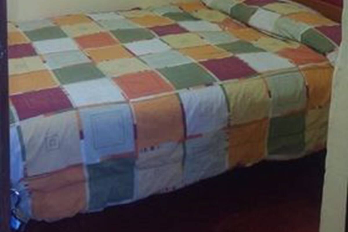 Escritorio, wifi gratis, ropa de cama