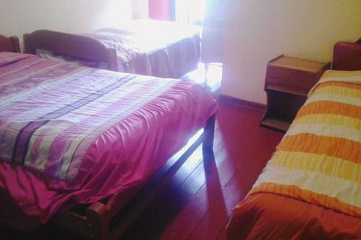Habitación cuádruple, baño privado | Escritorio, wifi gratis, ropa de cama