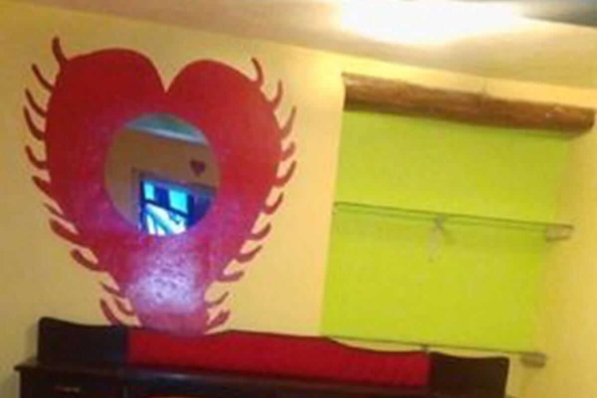 Escritorio, wifi gratis, ropa de cama