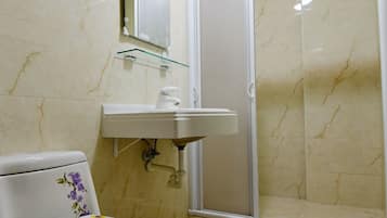 Quarto quádruplo | Banheiro | Chuveiro, ducha de hidromassagem, produtos de toalete grátis