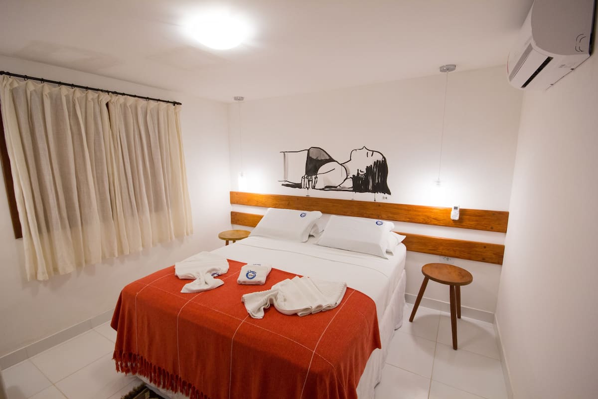 1 habitación, caja de seguridad en la habitación y escritorio