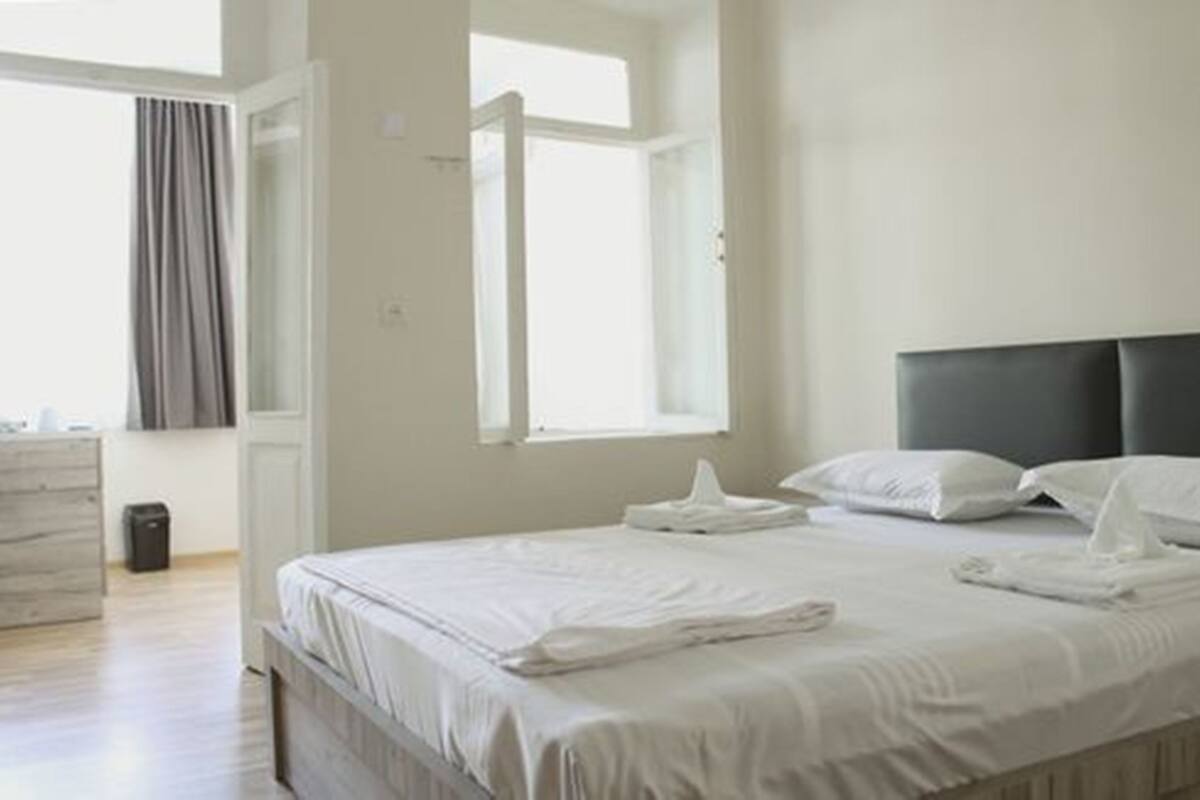 Kamar Double Premium | 2 kamar tidur, dilengkapi dengan perabotan berbeda-beda, dan kedap suara