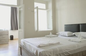 Kamar Double Premium | 2 kamar tidur, dilengkapi dengan perabotan berbeda-beda, dan kedap suara