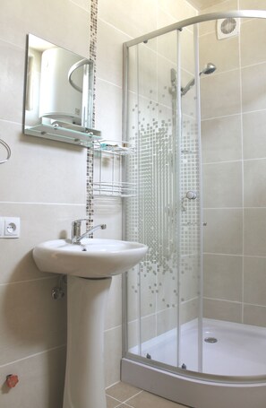 Kamar Double Premium | Kamar mandi | Shower, perlengkapan mandi gratis, pengering rambut, dan sandal