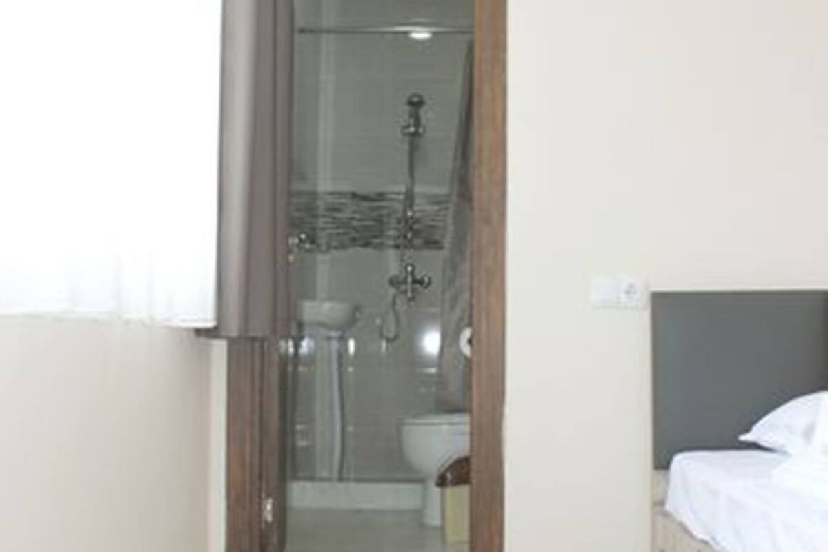 Kamar Single, Bebas Asap Rokok | 2 kamar tidur, dilengkapi dengan perabotan berbeda-beda, dan kedap suara