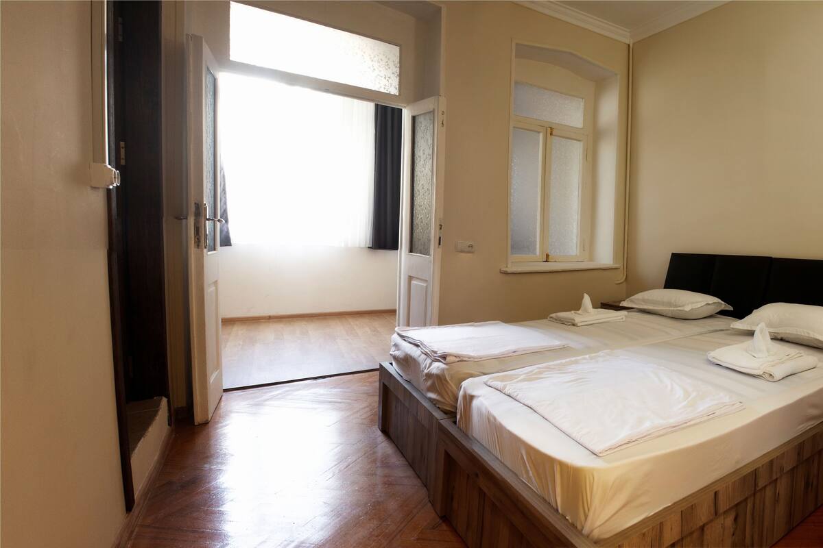 Kamar Quadruple Superior | 2 kamar tidur, dilengkapi dengan perabotan berbeda-beda, dan kedap suara