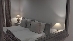 Habitación Confort con 2 camas individuales | 1 habitación, decoración personalizada y muebles diferentes 