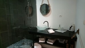 Habitación Confort con 2 camas individuales | Baño | Regadera, amenidades de baño gratuitas, secadora de cabello, toallas 