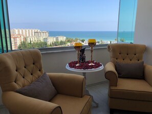 Living area - GoldenPark King Suites with Balcony & Sea view (Erdemli)