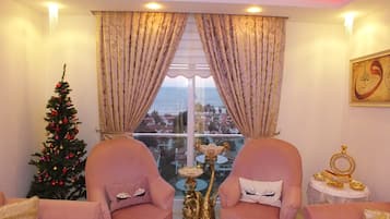 Luxury House, 3 Bedrooms | Living room