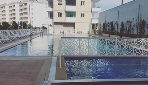 2 utendørsbassenger