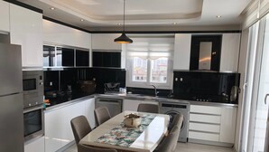 Casa de luxe, 3 dormitoris | Cuina privada | Frigorífic gran, microones, forn i placa de cuina 