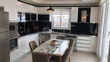 Rumah Mewah, 3 kamar tidur | Dapur pribadi | Lemari es besar, microwave, oven, dan kompor