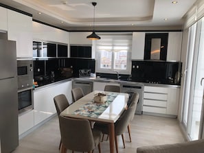 Luxury House, 3 Bedrooms | Private kitchen