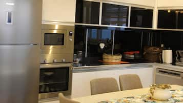 Casa de lujo, 3 habitaciones | Cocina privada | Frigorífico grande, microondas, horno y placa de cocina