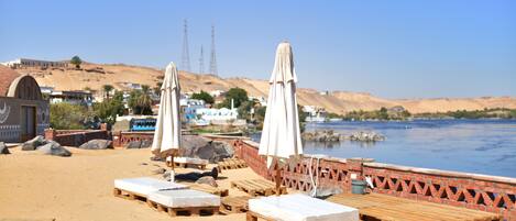 يوجا على الشاطئ