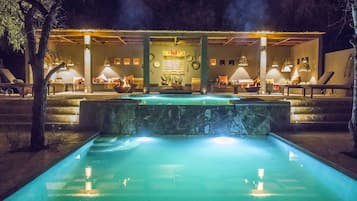 Piscina all'aperto, lettini