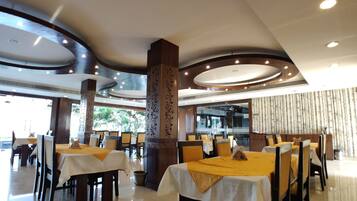 Menyajikan masakan internasional