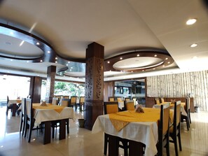 Menyajikan masakan internasional