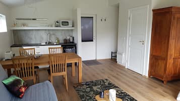 Ferienhütte | Eigene Kochnische | Kühlschrank, Mikrowelle, Herdplatte, Espressomaschine