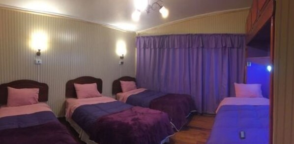 Standard-Vierbettzimmer | Schreibtisch, Bügeleisen/Bügelbrett, kostenloses WLAN, Bettwäsche