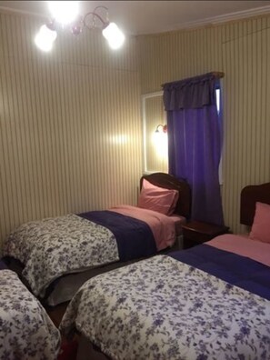 Standard-Vierbettzimmer | Schreibtisch, Bügeleisen/Bügelbrett, kostenloses WLAN, Bettwäsche