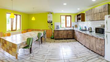 Maison, 2 lits une place, non-fumeurs | Cuisine partagée | Réfrigérateur, micro-ondes, plaque de cuisson, cafetiÚre/bouilloire