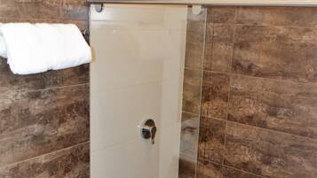 Executive Triple Room, Multiple Beds, Non Smoking | Bathroom | Shower, free toiletries, towels
