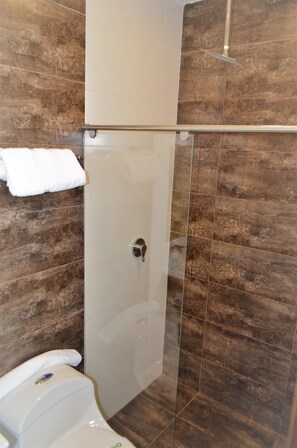 Executive Triple Room, Multiple Beds, Non Smoking | Bathroom | Shower, free toiletries, towels - Hotel Ucla Center (Valledupar)