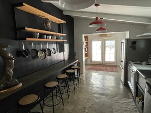 Phòng Suite Deluxe, 2 giường cỡ queen, lò sưởi, quang cảnh sân vườn | Bếp riêng | Tủ lạnh, lò vi sóng, lò nướng, bếp nấu 