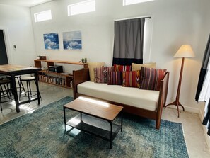 Suite Deluxe, 1 cama Queen size | Área de sala de estar | Smart TV 