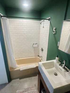 Bathroom - The Lincoln Marfa (Marfa)